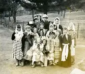 Påskkärringar och påskgubbar.