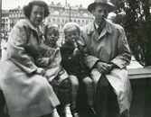 Drottningtorget Göteborg c:a 1952-54.
Trappan till posthuset, i bakgrunden Eggers hotell.
Syskonen, Rut Johansson Sandberg f. 1921 d. 1971.
Thure Johansson Bjerrhede f. 1918. d. 2004.
Med barnen, Annika Bjerrhede f. 1948.
Roger Sandberg f. 1948.