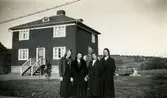 Villa Dalhem Gamla Riksvägen.
Till vänster i bakgrunden Streteredsvägen.
Fr.v. 1. Elsa Ahlström. Livered skolan.
2. Gunhild Larsson Melin f. 1914 d. 1993. Sporred.
3. Gunnar Holst f. 1915 d. 1978.
4. Sigrid Winqvist Holst f. 1914 d. 1990. Vommedal.
5. Ingrid Andersson Skansing f. 1918 d. 2001. Livered.