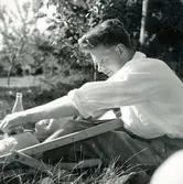 1940-tal, man och kvinna utomhus.
Gösta Melin f. 1910 Gbg d. 1982 Kållered. Delägare i Melins Vattenfabrik, Kyrkbacken Stomv. 19. 
Gift m. Gunhild Larsson f. 1914 Sporred d. 1993.