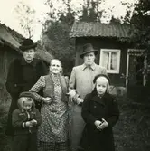 Troligen i Fjärås i Anna Gödéns hem Må 2:1, okänt årtal.
Från vänster: 1. Gunhild Larsson Melin (f. 1914 d. 1993), 2. Kristina Melin (f. 1943), 3. Anna Gödén, Fjärås (f. 1872 d. 1949), 4. Berta Larsson Aronsson, Sporred (f. 1906 d. 1987) och 5. Maj Britt Aronsson Olsen (f. 1939 d. 1981).
Nr. 5 dotter till nr. 4. Nr. 1 och nr. 4 systrar. Nr. 2 dotter till nr. 1.