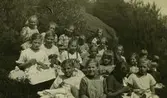 Syslöjd/handarbetslektion i backen bakom Kålleredsskolan i Livered år 1925. 
Elever födda 1912, 1913, 1914.
Bakre raden fr. v. Iréne Karlsson, Sonja Johansson, Iris Johansson, ?, Svea Nilsson.
Mellersta raden fr. v. Gunhild Larsson, Aina Bengtsson, Helga Karlsson, Mildred Johansson, Rosa Krans, ?, Estrid Larsson, Margot Mellkvist, ?.
Främre raden fr. v. Jenny Bengtsson, Anna Nilsson, ?, Andrea Tranberg, Elsa Ahlström.