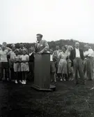 Invigning fotbollsplan på Kärret 1949.
Här finns idag p-platserna till Coop.
I talarstolen Olle Nilsson, Livered.