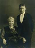 Charlotte Kinnmark (1865-1948 i Gbg) och sonen Tage Kinnmark (f. 1904-1974 i Kållered). Charlotte var gift med Konditor Georg Kinnmark. Familjen drev SW Olssons Konditori på Drottninggatan i Göteborg. Makarna bodde i 