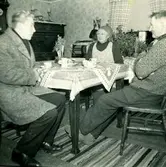 Långåker 1:2 mittenrummet, slutet av 1950-talet.
Fr. v. 1. ? 2. Nikolina Bengtsson. 3. Oskar Bengtsson.
Nr. 2 och 3 halvsyskon.