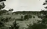 Kärret ca. 1940.
Vykort, foto taget från Ramnberget i närheten av Ekenskolan.
Till höger Kyrkbacken.