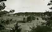 Kärret ca. 1940.
Vykort, foto taget från Ramnberget i närheten av Ekenskolan.
Till höger Kyrkbacken.