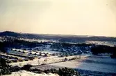 Flygfoto över Labackavägen, Ekvägen och Bokvägen 1965.
Till höger finns idag Apelgårdens kyrka.
Mitt i bilden Labackavägen.