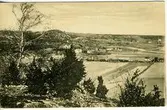 Vykort, foto taget från Ramnberget över Kärret. Stationen till höger och Vommedalsbacken. 
Foto troligen Bernhard Olsson.
