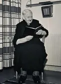 Amanda Hansson f. 1874 i Älvsåker, d. 1958 på Brattåshemmet där fotot är taget. ca 1955.
Hushållerska hos Axel Andreasson, Tulebo,Tulebo Sörgård 