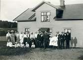 Avfotograferat vykort av Labacka, manhuset gården Lund, cirka 1910. Huset byggt 1904. Troligtvis står familjen Martin Nilsson utanför.