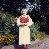 Livered 1980-tal, Signe Fredriksson f. 1901 d. 1991 i sin bohusdräkt.
Född och bosatt i föräldrahemmet i Livered, utbildade sig till kokerska på 1940-talet. Arbetade bl. a. på SJ-tåg, sedan i matsalen, Åbergs skor, Gbg.
Centerpolitiker i Kållereds kommun.