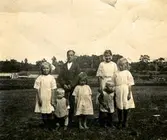 Sporred 1921, Gerda och Fredrik Larssons barn.
Från vänster: 1: Estrid (1912-1999, gift Karlberg), 2: Gösta (1904-1982) och 3: Agnes (1908 d. 1989, gift Törnqvist).
Främst från vänster: 1: Ragnar (1919-2002, ogift), 2: Iris 