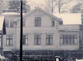 Villa Fridhem, Labackav. 25 före ombyggnaden på 1950-talet. 
Byggdes 1909 av en pastor i församlingen och köptes senare av Amalia Qvarnström, Burås, Gbg som testamenterade huset 1918 till församlingen och som det sedan dess har tillhört.