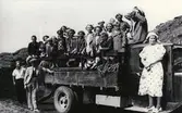 Kållereds missionsförsamling, utflykt för juniorer eller söndagsskolan ca. 1935-40.
Kvinnan i blommig klänning till hö. Ella Gustavsson, Nybo.
På flaket bl. a. Stina Svensson och Rut Johansson Sandberg.
Familjen Svenssons lastbil som ibland byggdes om till 