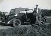 Gustav Jinfäldt f. 1910 d. 1982, med sin bil, en Opel Regent. 
Son till Johan och Augusta Karlsson, Hallen.