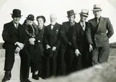 Hallen ca. 1930.
Fr. v. 1. Johan Karlsson, Hallen f. 1866. 2. Augusta Karlsson, Hallen f. 1869. 3. Elly Andersson Billö, sommargäst, Hallen.
4. ? 5. Karl Erik Brisell. 6. Josef Karlsson. 7. Gustav Jinfäldt.
Nr. 5, 6 och 7 söner till nr. 1 och 2.