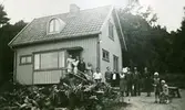 Hallen, Hallavägen 9, 1950-tal. Söndagsgäster på sommaren.
Sommarstuga som tillhörde Otto Andersson, Masthugget/Majorna med familj. Två rum på andra våningen, ett rum och kök samt veranda på bottenvåningen.