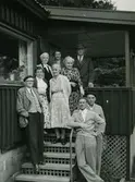Hallen, nuvarande Hallavägen 7, 1950-tal. Sommarstuga som tillhörde Gustav och Märta Jinfäldt.
På fotot Märtas föräldrar Otto och Gerda Andersson, Majorna/Masthugget som hade sommarstuga bredvid (Hallav. 9) och övriga är släktingar till Otto Andersson.