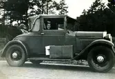 Hallen ca. 1935. Chevrolet 1932 som tillhörde Gustav Jinfäldt.
Fr. v. 1. Nanny Johansson, Hallen. Piga hos Edvard Eriksson, Hallen. 2. Arvid Johansson. 3. Märta Jinfäldt.