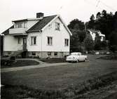 Torrekulla 1:52 cirka 1955-60. Villa som tillhört Majken och Åke Olsson och som löstes in i samband med att motorvägen Mölndal-Kållered byggdes omkring 1960-61. Till höger ses manbyggnaden till 