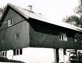 Kållereds Tvätt 1975. Livered 1:23, Streteredsv. 36 B.
Tidigare ladugård byggd 1932 åt David Johansson, Livered.