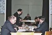 Kommunalfullmäktige, Kommunalhuset. Kållered 1950-tal.
I mitten ordf. Torsten Englund. Till höger om ordf. 1. ? 
2. Evert Eliasson. 3. Sigvard Larsson. 4. ? 5. Gustaf Eklund. Övriga ?