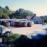 Foto taget från andra våningen på Gustavsberg, G:a Riksvägen 36, 1968.
Kålleredsbussarnas garage och kontor. Tidigare boninghus Vommedal Västergård 
