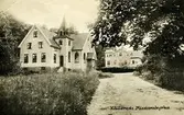 Kållereds missionskyrka ca 1925 med villa Fridhem, Labackav. 25.
Vykort, förlag Sigfrid Fredriksson, Kållered.
Villa Fridhem byggd 1909 av pastor Brandt. Såldes därefter till Amalia Qvarnström som testamenterade villan till Missionsförsamlingen.
Missionskyrkan byggd 1923-24, ersatte då ett äldre missionshus från 1880-talet.