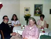 Brattåshemmet 1970-tal. Från vänster: vaktmästare Arvid Persson, okänd, (personal) Sigrid Ögren samt kokerskan Ingela Sjöberg.