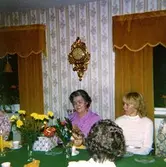 Från vänster: Asta Ögren avtackas inför pensionen samt vårdbiträde Lillvor Sjöström. Brattåshemmet, okänt årtal.