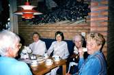 Brattåsgården cafédelen, 1980-tal.
Fr.v:
Evy Dahl, blå blus, 1919-2000
?
Nelly Svensson, 1931-2003
Greta Alm Andersson, 1901-2005
Kajsa Parkström, randig väst, 1915-2006