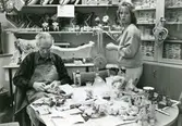 Nils Dahl (1922 - 1993) och vårdbiträde Susanne Olsen i Brattåsgårdens hobbylokal cirka 1988-89.