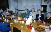 Brattåsgården hobbylokalen, år 1990.
Fr.v:
Inger Seger (vid gaveln), 1928-2009
Kajsa Parkström, 1915-2006
Evy Dahl, 1919-2000
Greta Alm Andersson, 1901-2005