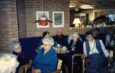 Äldre som dricker kaffe på Brattåsgården (Streteredsvägen 5), 1980-tal.
De fyra personerna längs fram i bilden, från vänster: Elvira Jägnert (1906 - 1994), Gunhild Hindgren (1912 - 2007), Greta Alm Andersson (1901 - 2005) samt Gördis Johansson (1919-2005).