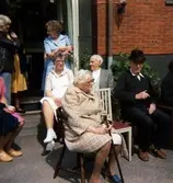 Brattåshemmet, ålderdomshem 1970-tal.
Brattåsvägen.
Inga Svanberg i glasögon och vit klänning, kokerska, sittande mitt i bilden.