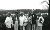 Vävcirkel i hobbylokaler, Brattåsgården 1990-tal.
Gruppen på utflykt till Nääs slott, Lerum.
Fr.v.:
Stina Lindberg, Kyrkbacken
Astrid Sagsjö, Flabäck
Eivor Bjerrhede, Vommedal
Birgitta Eriksson, Lindome
Margit Antonsson
Ingrid Nilsson, Lindome
Bak: 
Inga Olenfelt, vävledare, Studieförbundet Vuxenskolan