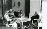 Brattåsgården, Streteredsvägen 5, 1980-tal.
Matsalen
Fr.v.:
Knut Jerkfeldt, postiljon
Alide Ekström
Susanne Olssen, vårdbiträde
Greta Alm Andersson, lärarinna i Kållered.

Gåvor till Brattåshemmet:
Väggpendyl, en gåva från soc dem kvinnoklubben i Kållered.
Ljusstake, en gåva från Fpkvinnor i Kållered.
Gåvorna medlfyttade till Brattåsgården.

Kakelugnen från Forsåkers Fabrikers bostadshus.