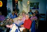 Brattåsgården, matsalen.
Kräftkiva 1990-tal.
Fr.v. bl.a:
Maria Brattberg, randig blus
Gunhild Hindgren, blåblommig klänning
Gurli Ekman, rosa blus och glasögon
margit Antonsson, röd blus
Ingrid nilsson, mörka glasögon