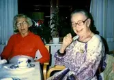 Brattåsgården, Streteredsvägen 5, matsalen 1980-tal.
Fr.v:
Sigrid Börjesson, 1910-1995
Marianne Skarin, 1906-1991
Bodde på Brattåsgården.