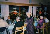 Brattåsgården, Streteredsvägen 5, matsalen, 1986-90.
Sigrid Börjesson, mitt i bilden stående med mörk klänning.
Gunnar Valvsten, blå randig slips.
Arne Clair, vid gardinen.