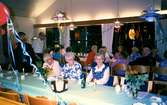 Brattåsgården, matsalen, 1990-tal.
Fr.v:
Gunnar Valvsten, stående
?
Helga Passe, blommig blus
Margit Antonsson, röd blus
Ingrid Rosén, rutig väst