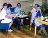 Brattåshemmet, ålderdomshem 1954-1986.
Matsalen, 1970-tal.
Fr.v.:
Ingela Sjöberg, kokerska
?
Hildur Berntsson, biträde
?
?