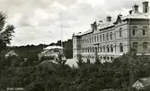Vykort Stretered, ca 1940.
Fr.v.:
Kvinnliga yrkeshemmet
Rektors bostad
Stora skolan före branden 1944.