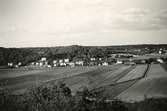 Vykort, ca 1950.
Från Ramnåsen mot Kållereds station. 
I bakgrunden Vommedalsbacken.