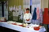 Kommunalhuset A-salen.
Röda korset bazar 1992.
Majken Westberg