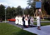 Invigning av Apelgårdens kyrka, Svenska kyrkan, 1982.
1. Lena Forsberg med kors, anställd i församlingen.
2. Margit Johansson i Bohusdräkt, Torrekulla, Kållered.
3. Karin Josefsson med bibel i handen, Bölet, Kållered.
4. Ossian Fälthammar, Bölet, Kållered.
5. Bengt Bengtsson, Torrekulla, Kållered.