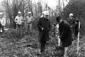 Apelgårdens kyrka 1981-11-11.
Första spadtaget till kyrkan tas av Lennart Levén och Gustav Lindman (ej med på bild) under överinseende av Evert Eliasson.