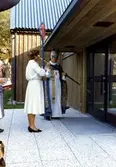 Invigning av Apelgårdens kyrka, Svenska kyrkan, 1982.
Lena Forsberg, anställd i församlingen samt biskop Bertil Gärtner.