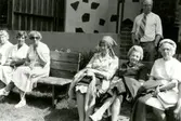 Svenska kyrkan, Kållereds församling, 1980-tal.
Pensionärsresa till S:t Olofs trädgård på Styrsö. 
Sittande från vänster: Signe Fredriksson (Livered), Gunvor Johansson (Bölet), Elin Olsson (Bölet), Maja Brattberg (med sjalett) samt två okända kvinnor. Stående i bakgrunden är kyrkoherde Gustaf Lindman.